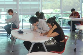 📚💪 ¡Así vivimos el último ensayo PAES del año en la FEN!

Más de 600 postulantes llegaron esta mañana a nuestra Facultad para poner a prueba sus conocimientos y prepararse para la PAES real. 🙌

🎯 Fue una jornada llena de concentración, motivación y espíritu FEN.

A todos quienes participaron: ¡felicitaciones por dar este paso y seguir acercándose a sus metas! Y esperamos verte el 2026 en la FEN 💙