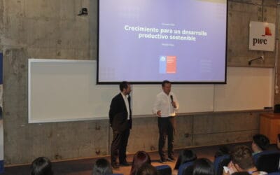 Ministro de Economía dictó charla a estudiantes de Educación Media en actividad en la FEN U. de Chile
