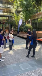 🎓✨ Así se vive la Jornada de Carreras en la FEN
Durante estos días, futuros y futuras postulantes llegaron a la Facultad de Economía y Negocios de la Universidad de Chile para conocer la facultad desde dentro: recorrer sus espacios, tomar clases reales con profes de la FEN, asistir a charlas de carrera junto a estudiantes actuales y vivir la vida universitaria en primera persona.
Una experiencia para resolver dudas, proyectarse y comenzar a imaginar su futuro profesional 💭📚
¿Te imaginas estudiando acá? 👀 ¡Te esperamos en el 2026!