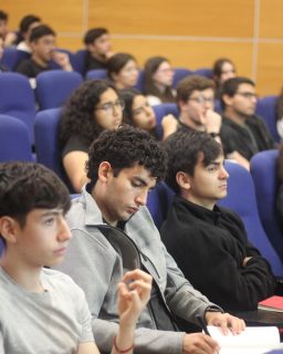 📈 Ayer vivimos una enriquecedora jornada en la Charla Magistral “Gestión y futuro financiero” junto a grandes líderes de Santander Chile.

Carmen Gloria Silva Llanos, Economista de Políticas Públicas, nos compartió las claves para construir una base financiera sólida desde la universidad, mientras que Daniel Ospina Arboleda, CFA, dictó una cátedra magistral sobre cómo invertir con profesionalismo y estrategia responsable. 💼✍️

¡Amamos ver el entusiasmo de todos los que asistieron! En la FEN nos encanta que nuestros futuros profesionales se vinculen con los líderes de la industria desde el primer día. 🚀