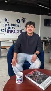 📌 La Sala Cowork de Innovación y Emprendimiento de la FEN no es una sala de estudio tradicional, sino un espacio pensado exclusivamente para que estudiantes de la FEN puedan crear, producir y colaborar en iniciativas de alto impacto social y profesional. ¡Te invitamos a conocerla!