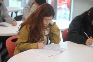 ¡Así se vivió el primer Ensayo PAES M2 del año en la FEN! 📝✨

El pasado sábado recibimos a 690 estudiantes de colegios que se están preparando para la Admisión 2027. El objetivo fue entregarles una experiencia en condiciones reales para que se familiaricen con los tiempos, formatos y exigencias de la prueba, además de acompañarlos en su orientación vocacional.

Destacamos la motivación de los y las postulantes y sus familias por asistir al ensayo, y agradecemos a los equipos de nuestra facultad por coordinar esta gran jornada.

¡Mucho éxito en el estudio y nos vemos pronto! 😍