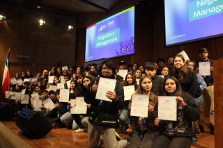 💥 Así se vivió una nueva edición de la EDV de Invierno en nuestra facultad, un encuentro que reunió a más de 200 estudiantes de colegios de todo Chile para vivir su primera experiencia universitaria.
La semana comenzó con una clase magistral dictada por José de Gregorio y continuó con jornadas de aprendizaje en los cursos de Economía y sus aplicaciones al mundo real, Negocios y management, Emprendimiento e Innovación, y Educación financiera para la ciudadanía, para terminar con la entrega oficial de diplomas a todos los asistentes.
¡Felicitaciones a quienes aceptaron este desafío en sus vacaciones! 👏🏽❄️