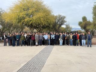 🌿 Salida a terreno: Estudiantes del curso Environmental Economics, dictado por la profesora María Teresa Ruiz-Tagle V., visitaron las dependencias de Anglo American Chile. La delegación, conformada por 55 estudiantes en su mayoría internacionales, conoció de cerca el funcionamiento de la industria minera, sus impactos ambientales y las estrategias de compensación de la biodiversidad.

Durante la jornada, el grupo asistió a una sesión técnica sobre las políticas de sustentabilidad del proyecto Los Bronces y el recambio de 56.000 calefactores a leña en la RM. Luego, realizaron un recorrido por el Jardín Botánico de Quilapilún, un espacio de conservación donde analizaron la recuperación de ecosistemas y observaron especies en peligro de extinción.

Agradecemos a Anglo American Chile por recibir a nuestra delegación y potenciar la formación práctica de los estudiantes en terreno. 🤝