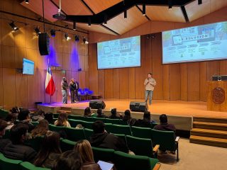 💡 ¡Innovación interdisciplinaria en acción! Estudiantes de la UCHILE presentan soluciones sostenibles y reales.

Así vivimos la jornada de presentación de los pitch finales de los proyectos del curso electivo "De la Innovación al Emprendimiento Sostenible", una iniciativa que busca fomentar capacidades de innovación con un profundo sentido social y ambiental, reuniendo a estudiantes de la FEN con Medicina, Ciencias, y Arquitectura y Urbanismo (FAU) de la Universidad de Chile. 

Durante el semestre de Otoño 2026, 46 estudiantes formaron 9 equipos interdisciplinarios para enfrentar desafíos de sostenibilidad. Tras la aplicación de metodologías ágiles, presentaron sus propuestas finales ante CCU, HUB Providencia y la Startup Viral Tools & Diagnostics. Las soluciones fueron tan sólidas e innovadoras que algunas de estas organizaciones ya manifestaron su intención de implementarlas en el corto plazo. 

¡Realizar cursos que están orientados a desarrollar una mirada sistémica y trabajar codo a codo con distintas disciplinas enriquece la formación profesional de nuestros estudiantes!
