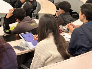 ¿Te preocupa cómo será adaptarse a la exigencia universitaria? En la FEN la excelencia se construye en equipo, y para eso existe el CEA (Centro de Enseñanza y Aprendizaje), unidad encargada de asegurar la calidad de la educación acompañando de cerca a docentes, ayudantes y estudiantes en distintas áreas, además de guiar el desarrollo y la medición de las competencias clave que definen el sello de nuestra facultad. 🧠
Para que veas cómo se vive este apoyo en el día a día, compartimos registros del taller "Prepara tus exámenes con el CEA", una actividad abierta para estudiantes, donde diseñamos planes de estudio estratégicos de cara a los finales de semestre y aprendimos a utilizar herramientas y prompts de IA para sacarle el máximo provecho al aprendizaje. 📊🤖
✨ En la FEN contamos con todo un ecosistema de acompañamiento diseñado para potenciar tus habilidades desde el primer día.