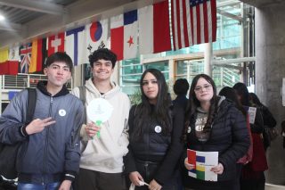 🤩 ¡El pasado sábado vivimos una gran jornada en nuestra facultad durante la Feria de Admisión e Ingresos Especiales de la UCHILE @admisionuchile!
Miles de personas llegaron a la FEN para informarse sobre las oportunidades de ingreso y comenzar a proyectar su camino hacia la Admisión 2027. Quienes asistieron tuvieron la oportunidad de recorrer los stands informativos, participar en las charlas orientativas, resolver dudas directamente con nuestro equipo de admisión y conocer en detalle los requisitos, plazos, becas y beneficios disponibles.
Agradecemos a todas y todos los asistentes por su entusiasmo y energía. Si no pudiste ir, recuerda que puedes revisar la información completa de nuestras carreras y vías de postulación en admisionfen.cl o en el link de nuestra bio. 💙✨