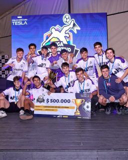 ⚽️🔥 ¡El deporte también es parte de la experiencia FEN!

Una vez más estuvimos presentes en la Liga Deportiva Escolar Preuniversitario Tesla @ligadeportivoescolar y este segundo semestre seguiremos apoyando, para reafirmar nuestro compromiso con el deporte y generar espacios que conecten a los estudiantes escolares con nuestra comunidad universitaria. 🏛️🏆

Si vas a la liga —ya sea a jugar o a alentar— pasa por nuestro #StandFEN. Aunque sientas que la universidad todavía está lejos, ¡está más cerca de lo que crees! 

Ven a conocer nuestras carreras, llévate regalos para tu año académico y participa en nuestros concursos para ganarte una pelota. ⚽️🎁