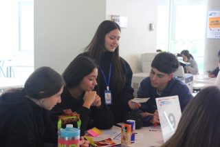 💡 ¡Comenzamos una nueva edición del Concurso Escolar: Emprende con Impacto!

El primer paso ya está en marcha y recibimos a estudiantes de enseñanza media con algo en común: ganas de transformar sus ideas en proyectos con impacto.

Durante esta primera etapa, los participantes comenzaron a trabajar sus propuestas, aprendieron de la metodología Design Thinking y pudieron conversar con otros estudiantes de sus ideas, acompañados docentes y equipo de la FEN.

Porque emprender también es aprender, crear, equivocarse y volver a intentarlo. 💙