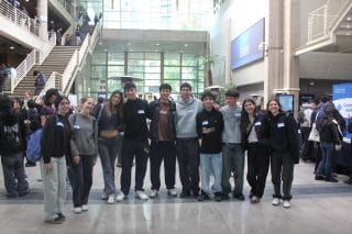 ✍️ El pasado sábado tuvimos un pilotaje oficial de la PAES junto al DEMRE y cientos de futuras y futuros postulantes vivieron la experiencia real de rendir la prueba en nuestr️a Facultad📝

En esta oportunidad, además de tener a distintos representantes de las unidades de la FEN y la UCHILE respondiendo a las dudas de los y las asistentes, también nos acompañaron los amigos de Limón Soda refrescando la jornada 🍋🥤

Sabemos lo desafiantes que son estas últimas semanas de estudio y preparación, pero recuerda confiar en todo el camino recorrido: ¡el esfuerzo de hoy es el primer paso hacia tu meta universitaria!