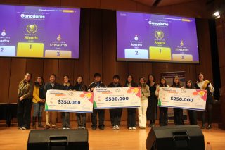 🏆¡Celebramos el talento y las ideas de las nuevas generaciones!

El pasado sábado vivimos la final del Concurso Escolar: Emprende con Impacto en la FEN, una jornada para conocer las propuestas de las y los estudiantes. 

Felicitamos a los equipos que obtuvieron los primeros lugares:
🥇 Algaris
🥈 Spectra
🥉 SYNAUTIS

Gracias a todas y todos quienes participaron por atreverse a desarrollar ideas innovadoras y sustentables, y a Banco Santander por apoyar esta iniciativa.

Desliza y revive algunos de los momentos que marcaron esta final. ¡Que este sea un impulso para seguir haciendo crecer sus proyectos! 📸