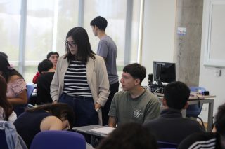 🚀Así se vivieron las jornadas de nivelación de Matemáticas e Inglés para nuestra generación #Mechones2026. Fueron días intensos de aprendizaje, pero sobre todo, de empezar a conocer los rincones de la FEN y a quienes serán sus compañeros de ruta en estos años.

Sabemos que entrar a la "U" es un gran salto, ¡y nos encanta verles con esa energía desde el primer día! Aprovechen este impulso para lo que viene. 📈🇬🇧